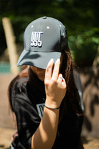 OPULENCE IRIDESCENT SCRIPT CAP