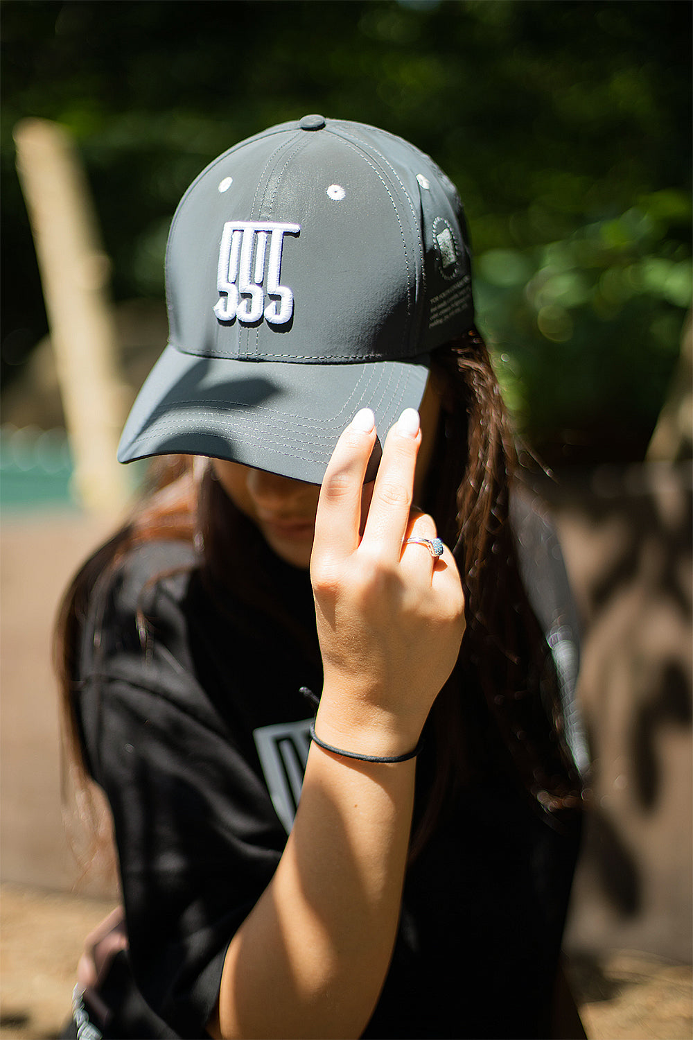 OPULENCE IRIDESCENT SCRIPT CAP